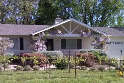 Image de French Country Cottage & Vineyard w / Hot Tub - Sonoma