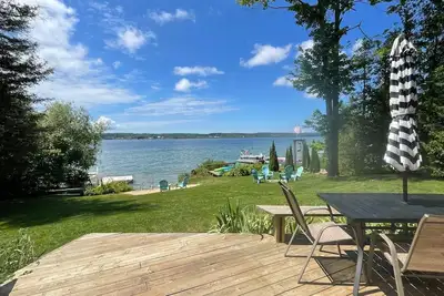 Image de Magnifique chalet au bord du lac Leelanau - Utilisation du ponton incluse!