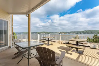 Image de * Niveau De Sol Au Canal Principal * Frt D'Eau * 4 Cac / 3 Ba * Couches 12 * Wifi