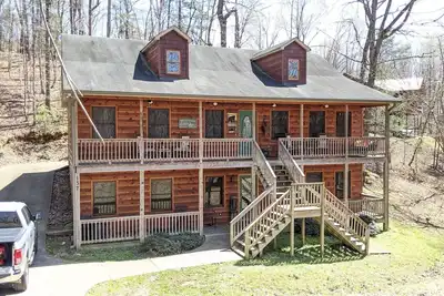 Image de * Cabine Bear Hugs * 4br! * Meilleurs tarifs * 135 $ en semaine * 150 $ en week-end * Table de piscine * Wifi *