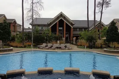 Image de Superbe vue sur la piscine 1 chambre \/ 1 salle de bain condo à The Woodlands