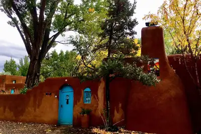 Image de La Cosy Casa Carmelita dispose d'une cheminée Brilliant Kiva, d'un patio unique et d'un jacuzzi.