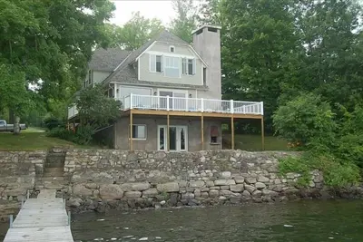Image de Maison au bord du lac, conviviale pour les animaux de compagnie, sur 1. 8 acres