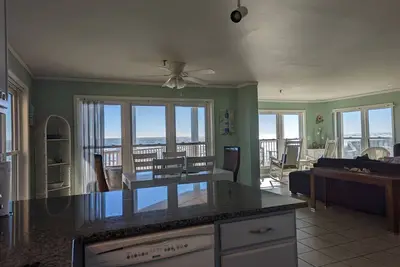 Image de Oceanfront Pointed 3br, 2 salles de bain, unité pointue au 1er étage à côté de la piscine et de la plage acce