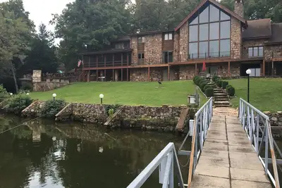 Image de 6 Br, 6. 5 Ba, Lakefront Estate, piscine privée et Dock