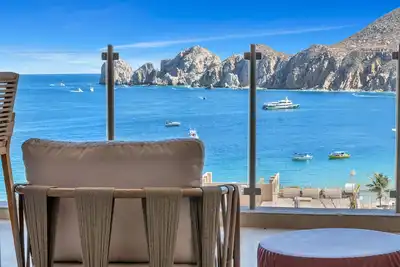 Image de Unité de coin de luxe avec des vues Spectaculaires de Marina jusqu'à la côte!