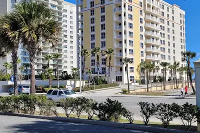 Image de Daytona Beach Opus 2ème étage, 3 chambres 3 salles de bain Dir Condo au bord de l’océan août faible taux