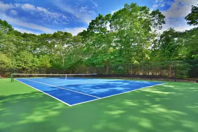 Image de Piscine chauffée de Southampton, bain à remous et tennis sur 2 acres de vie privée Rabais Hebdomadaire