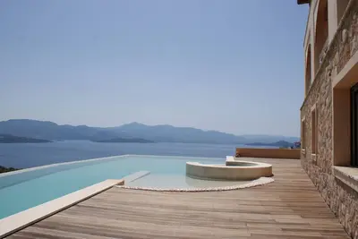 Image de Vue à couper le souffle sur la Méditerranée, Piscine privée débordement, jacuzzi