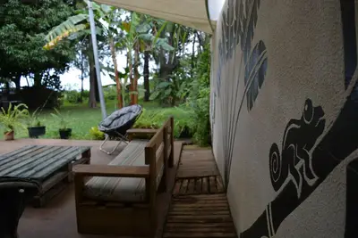 Image de Maisonnette dans végétation, calme et repos.