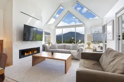 Image de Luxe: 2ba / Ba, True Ski-in / Ski-out, Hot Tub & Pool