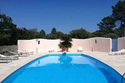 Image de Maison avec grand jardin et piscine sécurisée