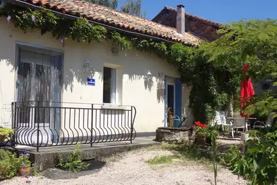 Image de Maison confortable avec piscine privée dans endroit paisible à la campagne