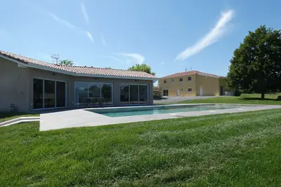 Image de Maison neuve, à la campagne avec piscine