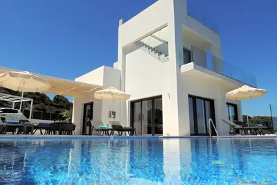 Image de Privé de luxe villa de 3 chambres avec piscine à débordement, salle de jeux et des vues fantastiques