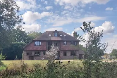 Image de Country Farmhouse peut accueillir 24 personnes dans 8 à 10 chambres. À un peu plus d'une heure de Londres
