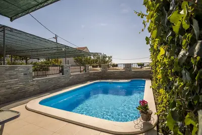 Image de Maison de vacances avec piscine extérieure privée, idéale pour les familles.