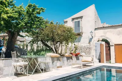 Villa Acreide est une belle villa avec piscine privée, air conditionné, 3 hôtes capere