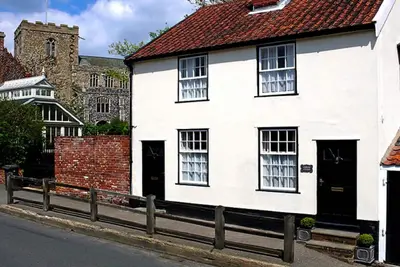 Image de Cobblers Cottage (double façade) dans un bourg pittoresque et historique du Suffolk