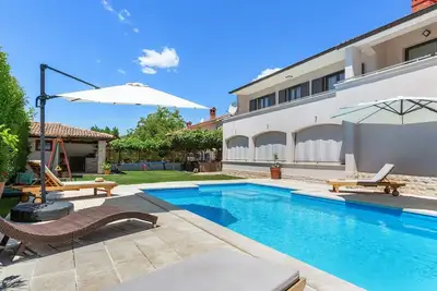 Image de Maison de vacances relaxante avec piscine privée et aire de jeux pour enfants