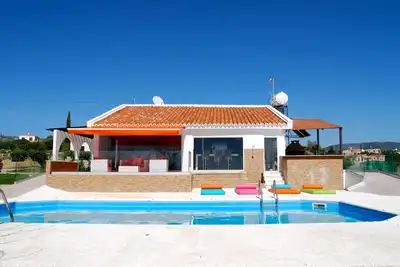 Image de Voiture hybride ou électrique gratuite. Villa de luxe 2 chambres avec piscine, U. K.