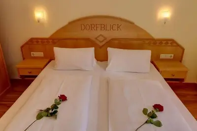 Image de Chambre double avec douche, Wc - vue sur le village, maison