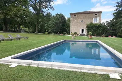 Image de Maison de charme dans un très joli parc arboré/ dépendance / Piscine protégée