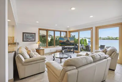 Image de Seulement Maison À Louer Sur La Baie Wayzata - COMPLÈTEMENT RÉALISÉ - 4 Bdr 3 Bath (6 Tv)