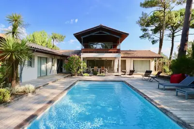 Image de Fantastique villa avec piscine entre océan et bassin, décoration moderne de luxe