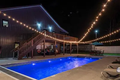 Image de Privé, piscine, spa, volley-ball sur sable, près de vignobles, table de billard, fers à cheval
