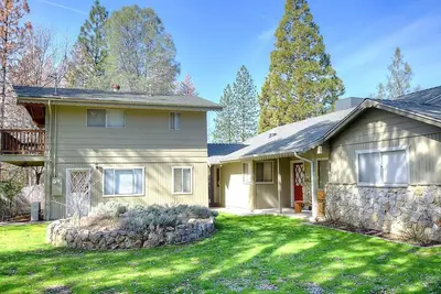Image de Lazy Bear Lodge et Little Bear Cottage peuvent accueillir jusqu'à 8 personnes ensemble! Il y aura de la place. . .