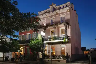 Image de Arts District Gem - Promenade dans le quartier français