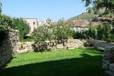 l'oustalou: maison située à 18 kms de Millau dans le village de St Rome de Tarn