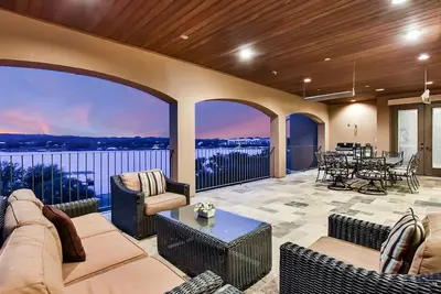 Image de Bord de l'eau sur le lac Travis avec une grande salle de jeux pour les activités de jour et de nuit