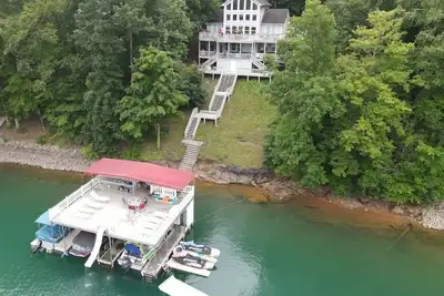 Image de Paradise Dock couvert Bar Waterslide Hottub 4MstrBd Canoe sans fil Machine à glace! !