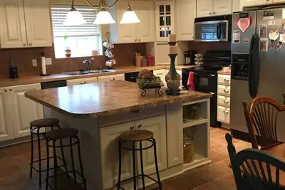 Image de Maison spacieuse, charme de petite ville en attente de vous accueillir