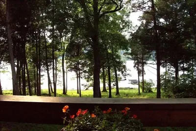 Image de «Lake Duck Inn» au bord du lac; Quai privé; Énorme pont