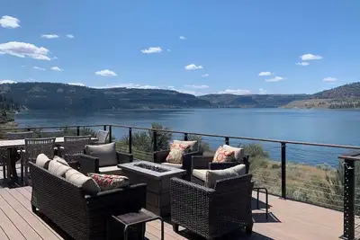 Image de 7 baies maison sur le lac Roosevelt avec de superbes vues et un accès facile à la plage.
