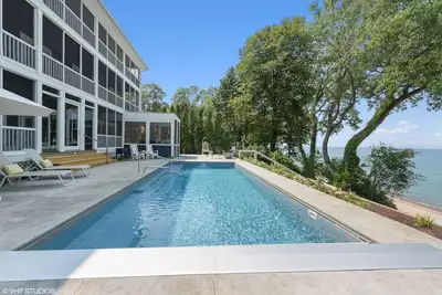Image de Lakefront Mansion avec piscine chauffée 9br Modern Home On Private Sandy Beach
