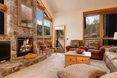 Image de Maison de ville de 4 chambres avec comptoirs en quartz, vue sur la montagne, à pied des ascenseurs