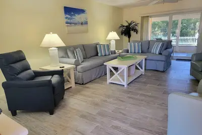 Image de Style de plage! À quelques pas de la plage! Piscines, Tennis, Villa 2br \/ 2ba, Propre, Wifi, Avis