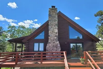 Image de Spacieux Log Cabin avec Vistas de Montagne Expansive, ForĂŞt Nationale