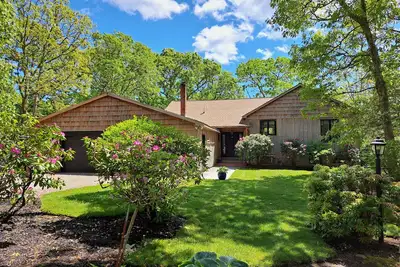 Image de COMMUNAUTÉ PRIVÉE, 4000sf De Tri-Niveau, 5 Bdrm, Ac Central, Dock Association / Tenni
