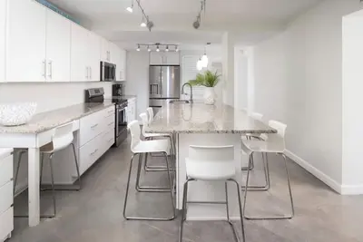 Image de Juste Liste Pour 2020! Modern Beachfront 3/2 1er ÉTAGE Condo