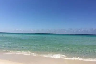 Image de Fantastique condo en bord de mer dans un emplacement privilégié (service de plage inclus! ! )