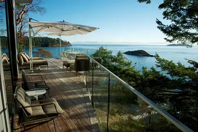 Image de Bowen Island Boutique Beach House avec plage privée et d'amarrage