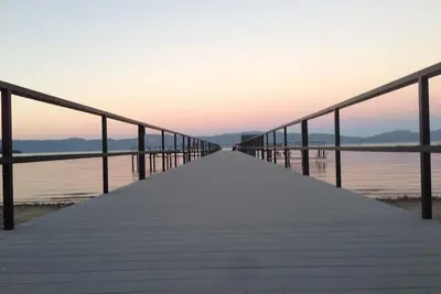 Image de Tahoe Lakefront + Marche pour Tahoe City + Pier w / Bouées et Pier Attendant / Pool / Tennis