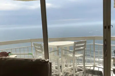 Image de 1br, condo Oceanfront 2ba. Remodelé de haut en bas! 10% de réduction pour les vétérinaires!