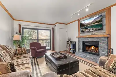 Image de 2br 2ba Condo Main St & Town Ascenseur avec piscine chauffée, bain à remous, sauna et Wifi