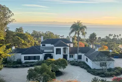 Image de Domaine privé avec vue panoramique sur l'océan et piscine